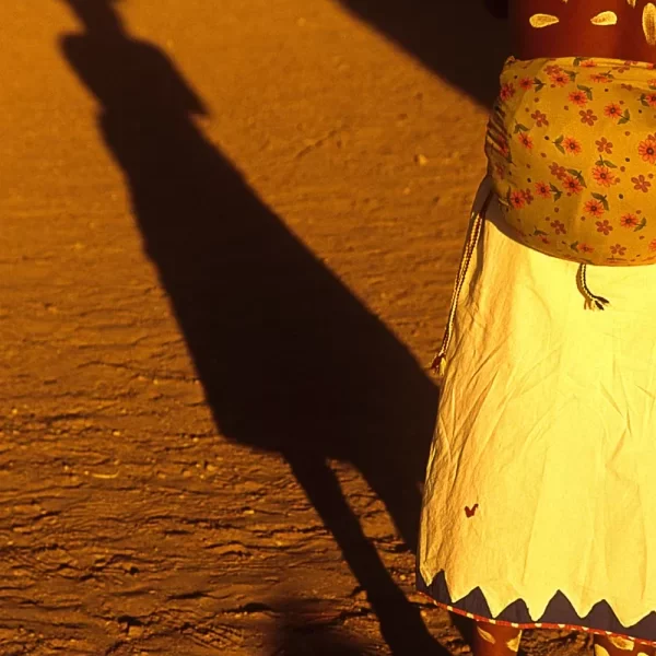 Sombras de hombre rarámuri, Semana Santa, Norogachi, Chihuahua.