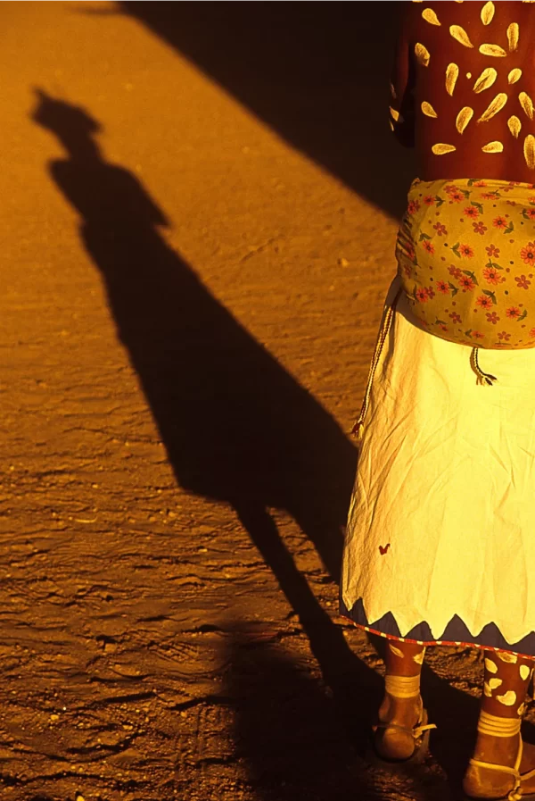 Sombras de hombre rarámuri, Semana Santa, Norogachi, Chihuahua.
