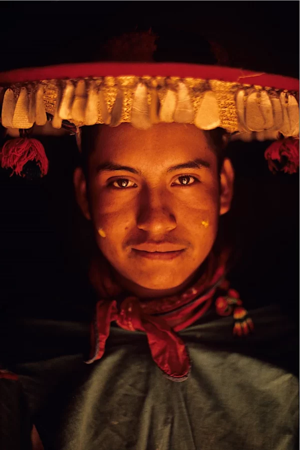 Joven Chamán, comunidad wixarika, Sierra Madre Occidental.