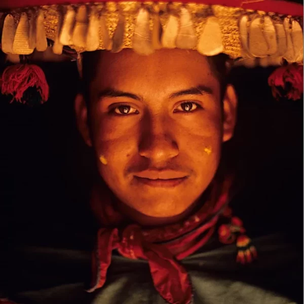 Joven Chamán, comunidad wixarika, Sierra Madre Occidental.