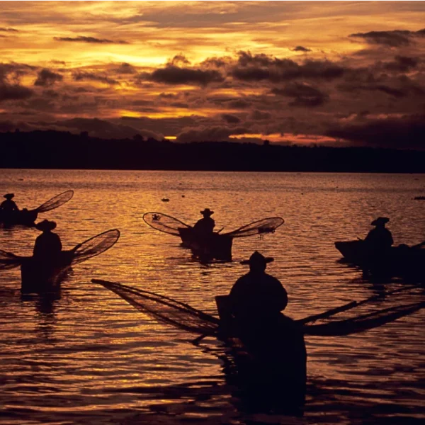 Pescadores de Janitzio, Lago de Pátzcuaro, Michoacán.