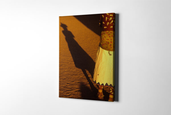 Sombras de hombre rarámuri, Semana Santa, Norogachi, Chihuahua. - Image 2
